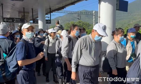 ▲▼義工塞爆光復火車站。（圖／地方中心攝）