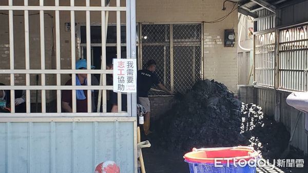 ▲▼花蓮光復受災戶門口張貼「我們需要志工協助」。（圖／記者黃彥傑攝）