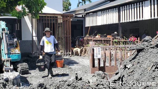 ▲▼花蓮光復受災戶門口張貼「我們需要志工協助」。（圖／記者黃彥傑攝）