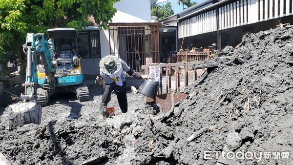 ▲▼花蓮光復受災戶門口張貼「我們需要志工協助」。（圖／記者黃彥傑攝）