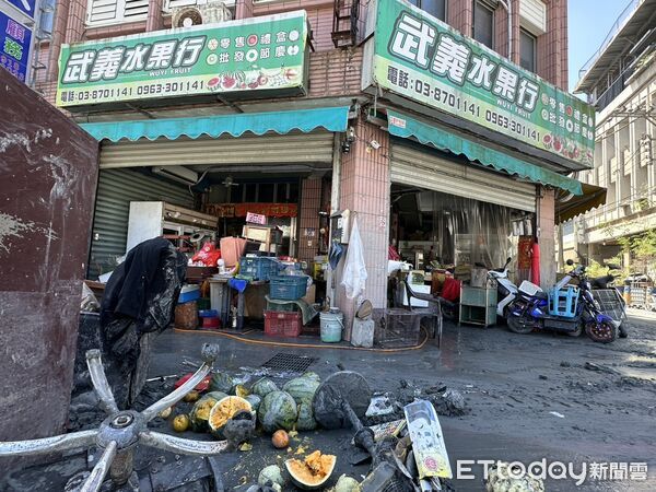 ▲▼災後第5天，花蓮光復隨處可見成人高土堆。（圖／記者白珈陽攝）