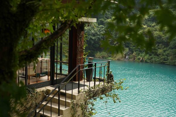 ▲馥蘭朵烏來南勢溪畔的玻璃餐廳,「秋日降燥之旅」課程包含五行經絡諮詢。（圖／馥蘭朵烏來提供）