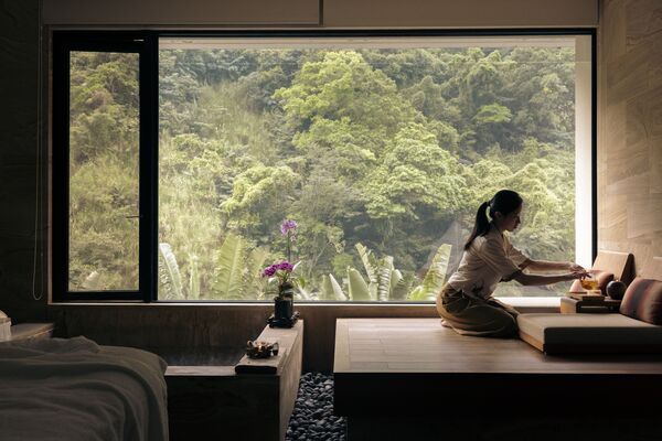 ▲馥蘭朵烏來南勢溪畔的玻璃餐廳,「秋日降燥之旅」課程包含五行經絡諮詢。（圖／馥蘭朵烏來提供）