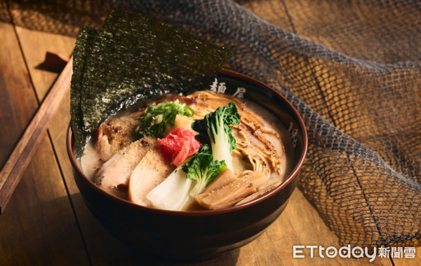 ▲麵屋一燈「黑蒜雞豚拉麵」（圖／麵屋一燈提供）