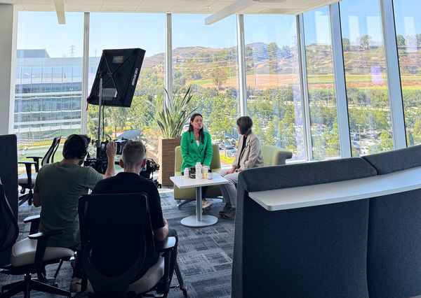 ▲資深媒體人范琪斐（左）到美國iHerb總部體驗倉庫繁忙的物流工作。（圖／iHerb提供）