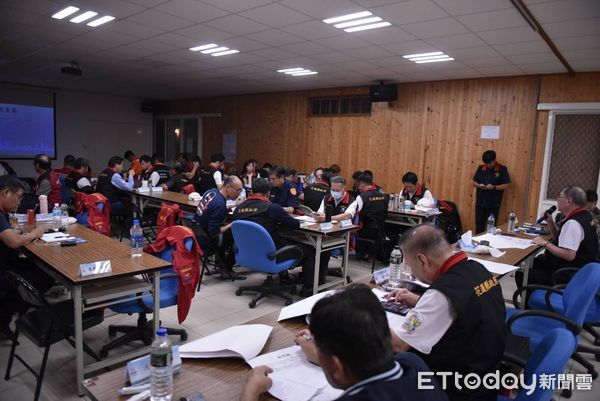 ▲▼花蓮縣政府召開第8次工作會議，由於馬太鞍溪仍不斷溢流，會中九河局承諾2日內阻斷水流。（圖／花蓮縣政府提供，下同）