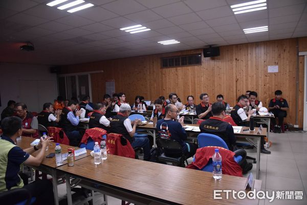 ▲▼花蓮縣政府召開第8次工作會議，由於馬太鞍溪仍不斷溢流，會中九河局承諾2日內阻斷水流。（圖／花蓮縣政府提供，下同）