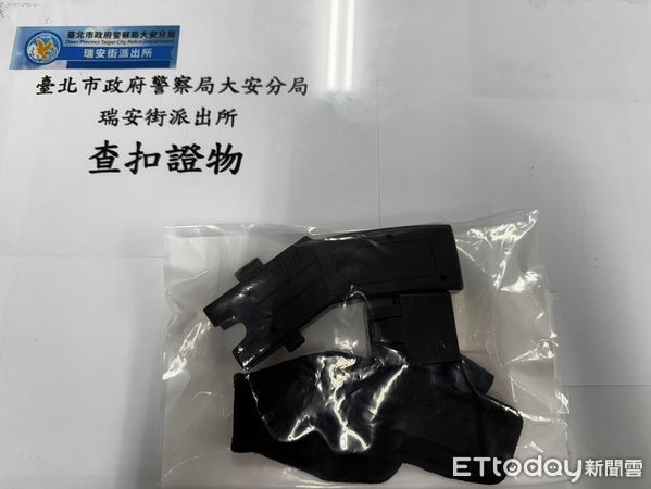 ▲▼▲Uber司機當街對決Uber外送員，亮出電擊槍恐後遭警方送辦。(圖／記者邱中岳翻攝）