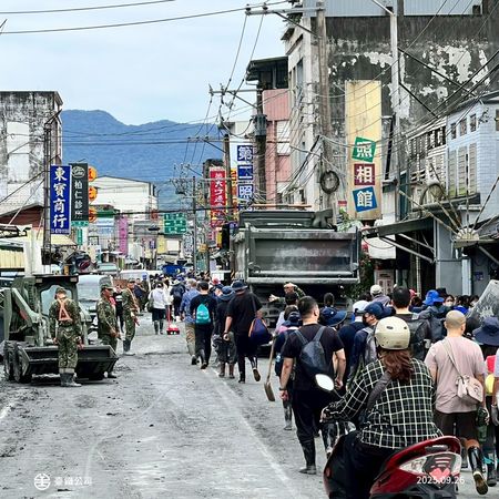 不少民眾自發帶著工具前往災區支援。（翻攝自臉書@國營臺灣鐵路股份有限公司 ）