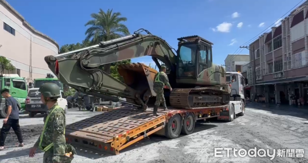 ▲▼國軍出動迷彩裝怪手搶入花蓮光復災區救災。（圖／記者白珈陽攝）