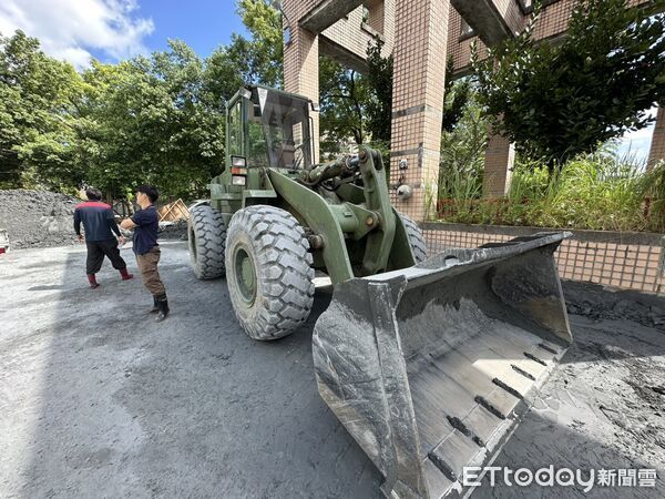 ▲▼國軍出動迷彩裝怪手搶入花蓮光復災區救災。（圖／記者白珈陽攝）