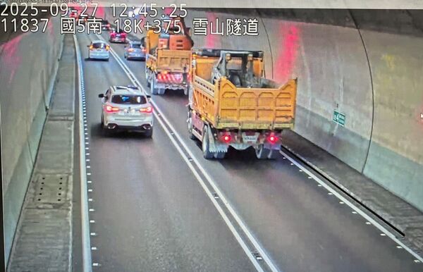 ▲▼救災車輛通行雪山隧道。（圖／高公局提供）