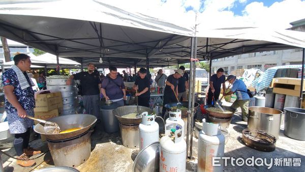▲▼民間義煮團在災區為大家提供熱食。（圖／記者黃彥傑攝)