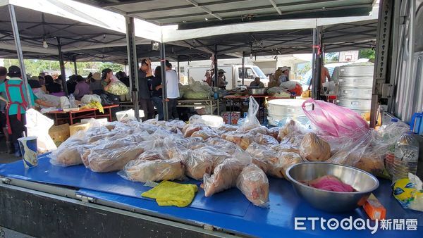 ▲▼民間義煮團在災區為大家提供熱食。（圖／記者黃彥傑攝)