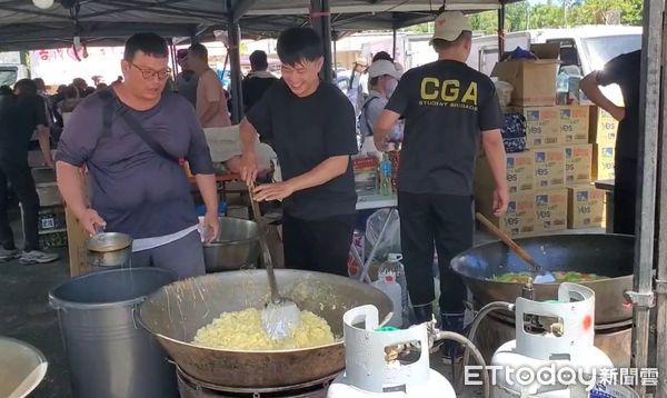 ▲▼民間義煮團在災區為大家提供熱食。（圖／記者黃彥傑攝)