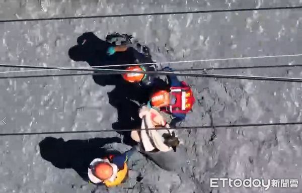 ▲消防人員用棉被包裹犬隻，成功將其救出。（圖／地方中心攝）