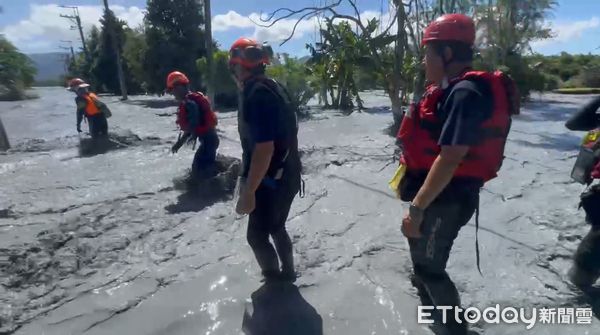 ▲消防人員用棉被包裹犬隻，成功將其救出。（圖／地方中心攝）