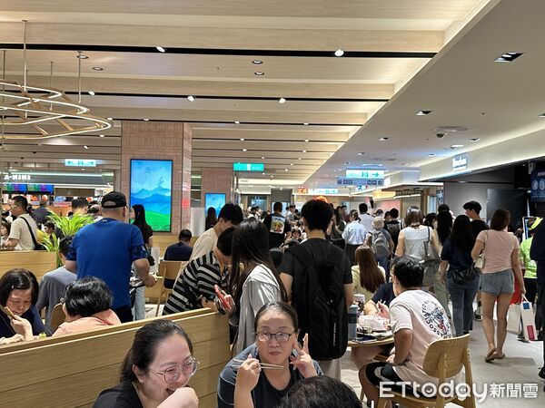 ▲新光三越台中店開幕首日。（圖／記者蔡惠如攝）