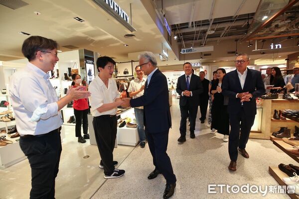 ▲新光三越台中店開幕首日。（圖／記者蔡惠如攝）