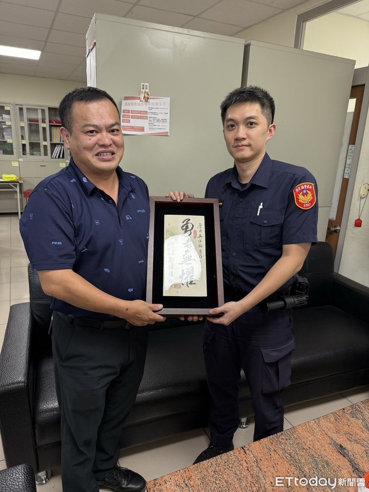 ▲屏東名書法家陳明煌老師賜「勇者無懼」墨寶。（圖／記者楊永盛翻攝）