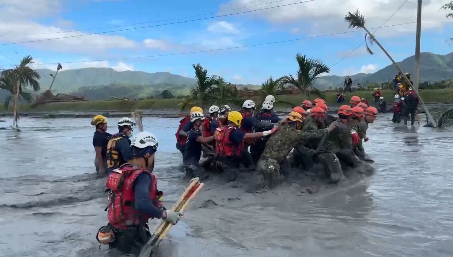 ▲▼又尋獲1遺體！民宅灌2m高泥沙被活埋。（圖／記者許宥孺翻攝）