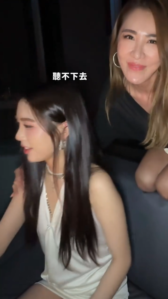 ▲▼小禎送18歲超正女兒名牌項鍊　同框驚艷網友。（圖／翻攝自Instagram／karenhu1984）