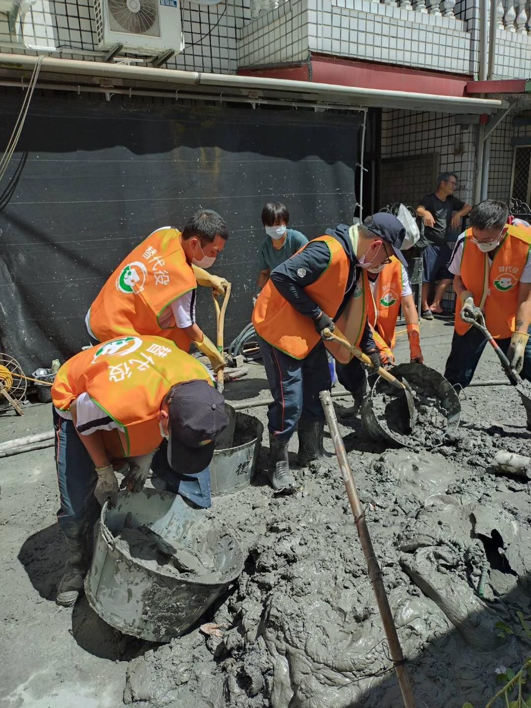 ▲▼全台消防動員351人前往救災，鏟子超人。（圖／消防署）