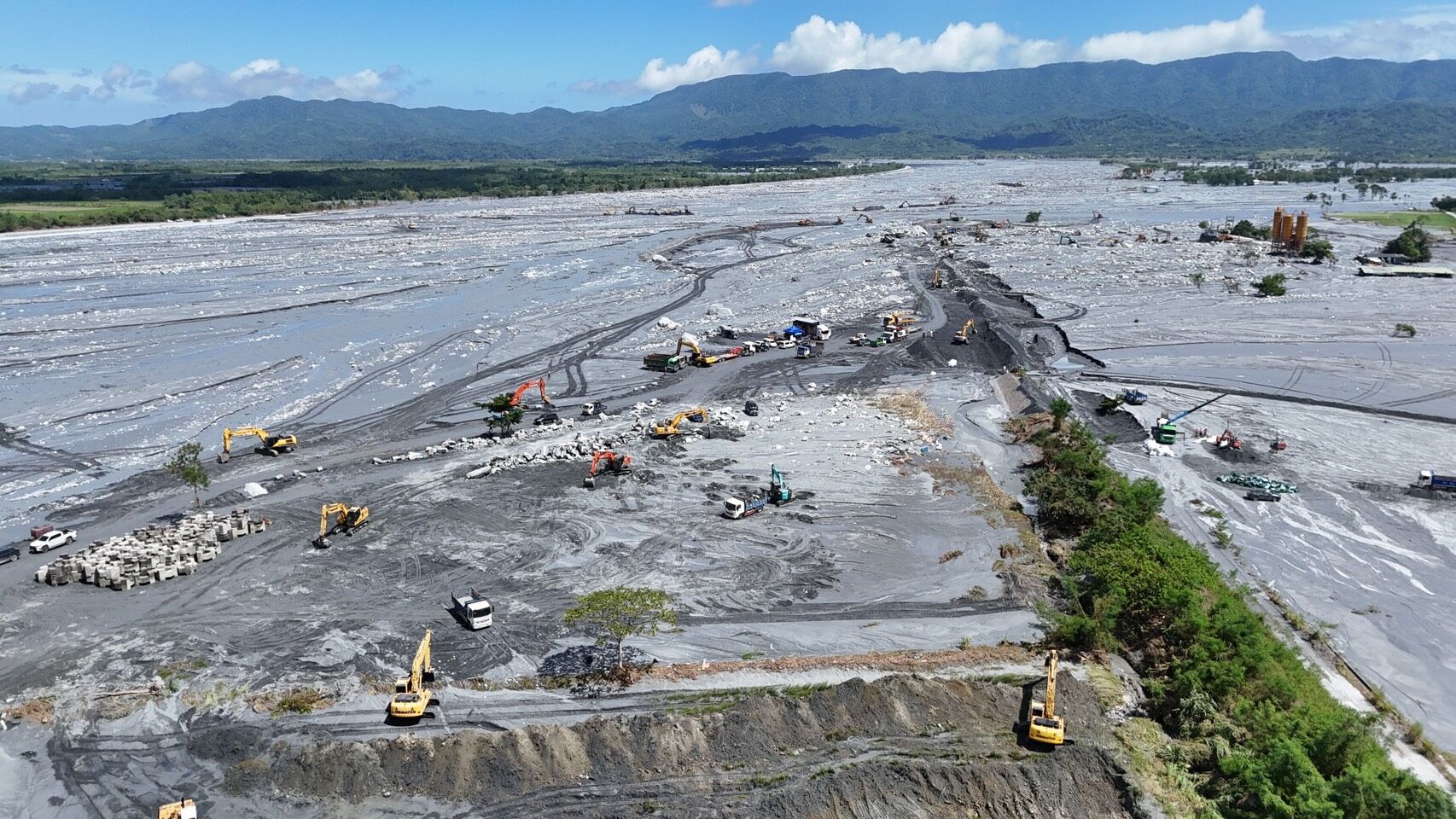 ▲▼「馬太鞍溪堤防早已損壞」一事，水利署嚴正澄清，經查並非屬實。該堤段為馬太鞍溪右岸光復3號堤段，於113年10月康芮颱風時受損，已由第九河川分署114年7月完成修復。（圖／水利署）