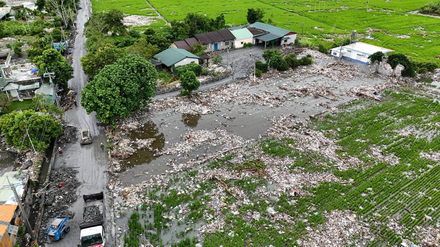 ▲▼花蓮環保局聯合北北基清除北富村垃圾 環境整潔再升級。（圖／花蓮縣府）
