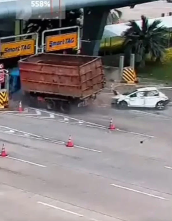 ▲媽媽只來得及抱一子！1歲童拋飛車外慘死。（圖／翻攝自中國報）