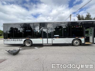 金門千萬「公車界特斯拉」撞毀　灰色轎車路口未減速釀禍