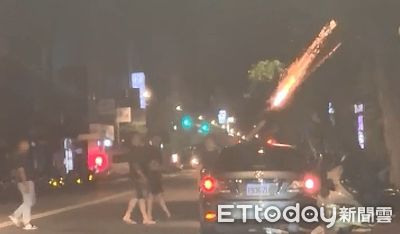 夫妻深夜街邊大吵被住戶制止!醉男沖天炮轟鄰居 超扯畫面曝