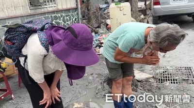 回家再看一下「抱神明桌亡」婦遺體終尋獲 女兒淚謝搜救人員