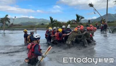 抱神明桌亡婦遺體尋獲　大體綁3件救生衣！20搜救人員護送渡河