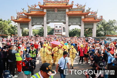 粉紅超跑駕到「三神合體」擠爆南投 信眾迎駕兼送暖花蓮