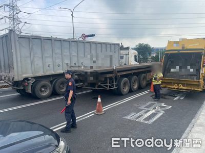 高雄小港沿海二路驚見天坑 疑垃圾車重壓釀禍後輪陷落動彈不得