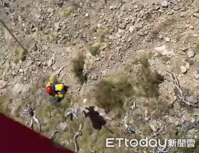 快訊 ∕ 女山友獨攀雪山摔落山溝骨折　空勤黑鷹直升機吊掛送醫