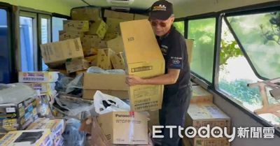 獨/亞洲車神陳和皇爬屋頂揪友送物資 合力拉泡水車