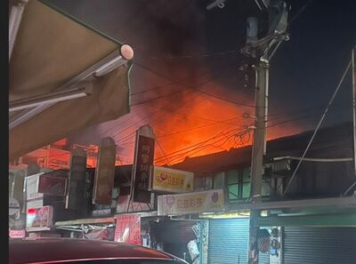 快訊/連假夜不平靜!彰化二林市場竄火 波及店家消防急搶救