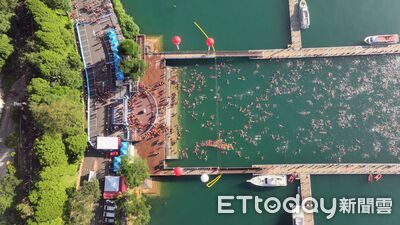 日月潭萬人泳渡盛大登場！2.4萬泳客共襄盛舉　親友團達5萬