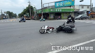 高雄騎士闖紅燈急煞！「保齡球式」撞2待轉機車　倒一團畫面曝