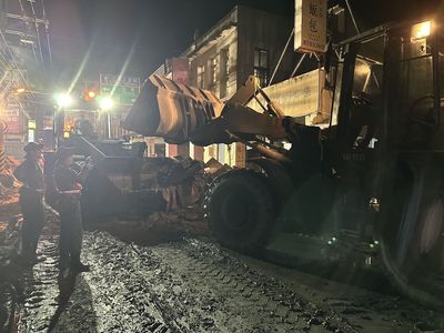 「現金超人」現身光復鄉災區!親送每戶1萬 災民感動淚崩