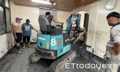 感謝小山貓超人！宜蘭暖男開外掛「進民宅鏟污泥」　災民笑了