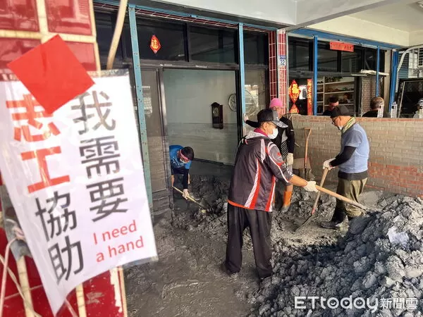 ▲▼ 花蓮光復鄉敦厚街林森路災民家裡都被淤泥淹沒，路上車輛堆疊。（圖／記者許靖騏攝）