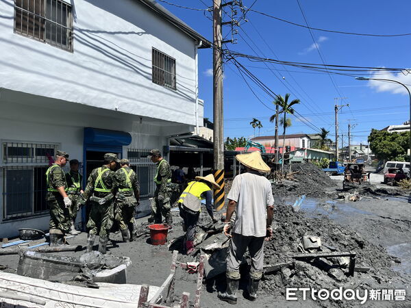 ▲▼ 花蓮光復鄉敦厚街林森路災民家裡都被淤泥淹沒，路上車輛堆疊。（圖／記者許靖騏攝）