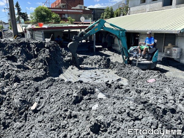 ▲▼ 花蓮光復鄉敦厚街林森路災民家裡都被淤泥淹沒，路上車輛堆疊。（圖／記者許靖騏攝）