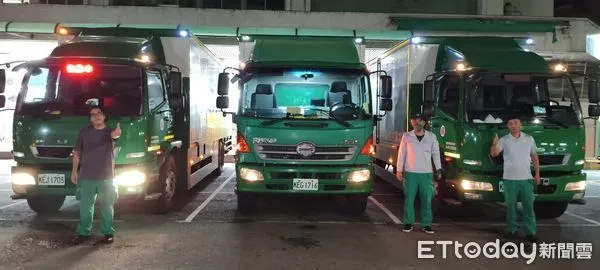 ▲▼昨夜和今天共22名休假的郵局員工主動上班，協助賑災物資運送。（圖／中華郵政提供）