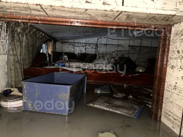 ▲水淹進家裡時根本逃不掉，家中孩子瑟縮躲在衣櫃裡。（圖／記者劉邠如攝）