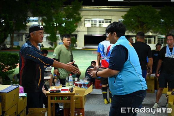 ▲▼花蓮市公所????集各界善心物資，一車車滿載，再度送往光復馬太鞍災區。（圖／花蓮市公所提供，下同）