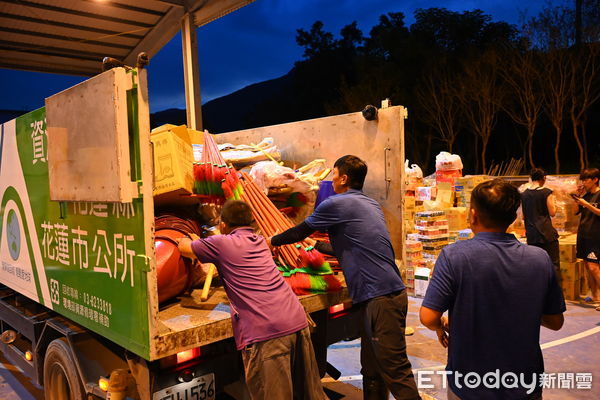 ▲▼花蓮市公所????集各界善心物資，一車車滿載，再度送往光復馬太鞍災區。（圖／花蓮市公所提供，下同）